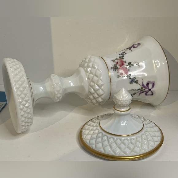 Pristine Vintage Westmoreland Milk Glass Wedding Vase with Gold Trim - Picture 5 of 16